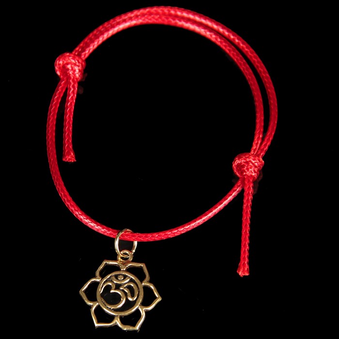 Браслет-оберег "Красная нить. Знак ОМ" с подвеской, олово