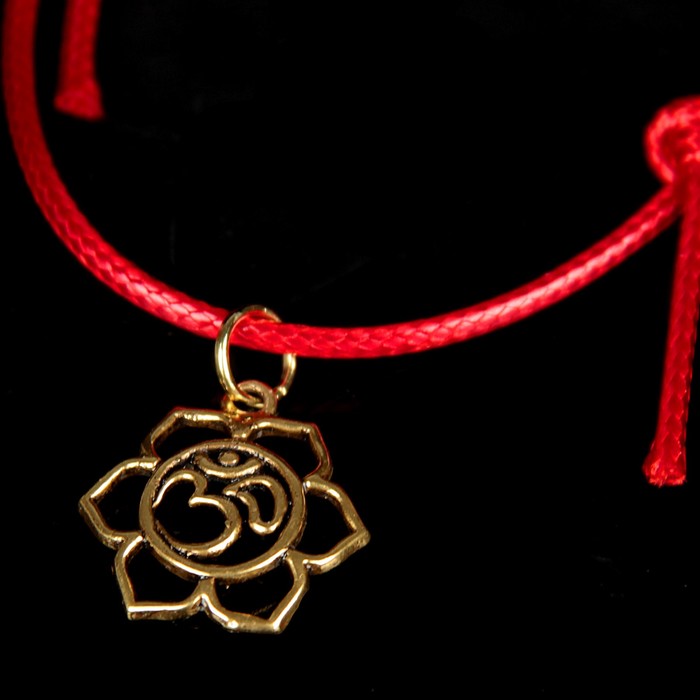 Браслет-оберег "Красная нить. Знак ОМ" с подвеской, олово
