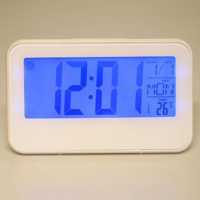 Электронные часы-будильник, подсв-ка на звук, бат. 3ААА, день нед, темп-ра, бел, 9.5х15.5 см