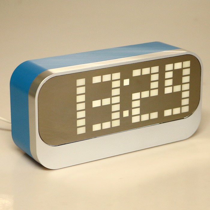 Электронные часы-будильник,(белые цифры) дата,температура, от сети, сереб-синий, 5х17х8.5 см