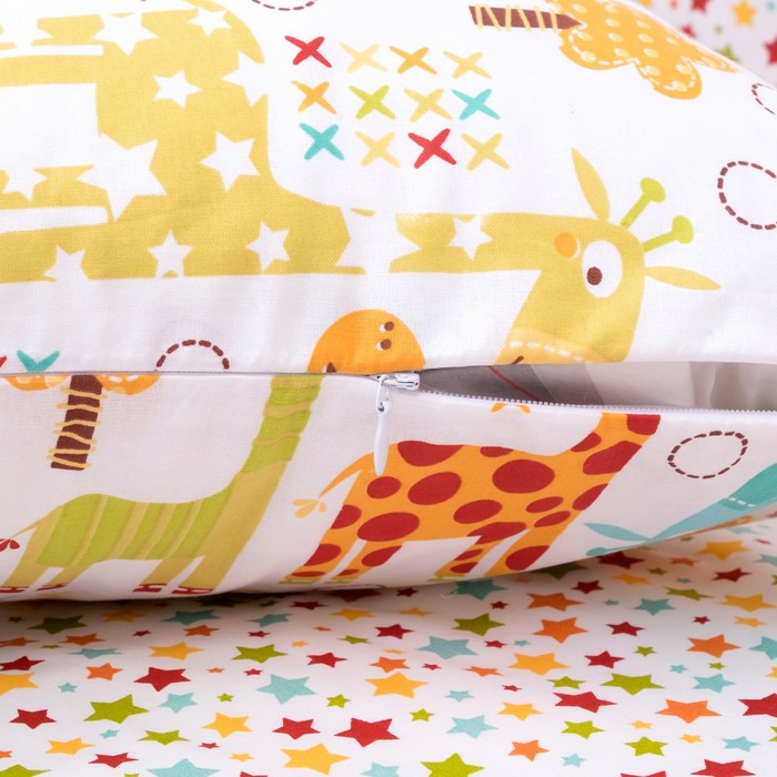 Комплект в кроватку (4 предмета), диз. жирафики с фейерверком звезд, синтепон