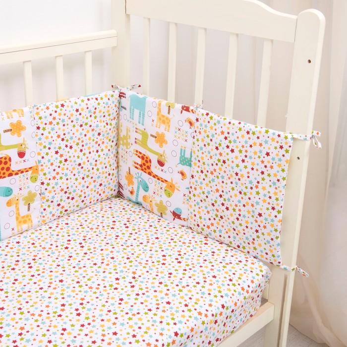 Комплект в кроватку (4 предмета), диз. жирафики с фейерверком звезд, синтепон
