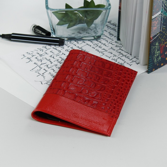 Обложка для паспорта, 4 кармана для карт, цвет алый матовый/красный крокодил