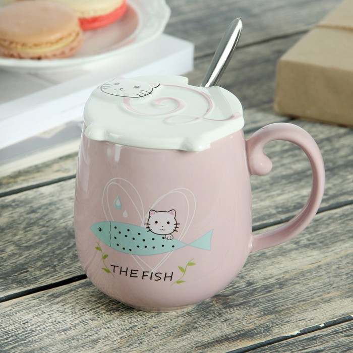 Кружка 400 мл "Кот и рыбка", с керамической крышкой и ложкой, рисунок и цвета МИКС