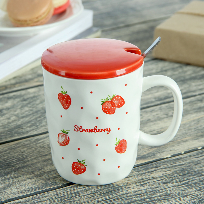 Кружка 370 мл "Клубничка", с керамической крышкой и ложкой, рисунок МИКС