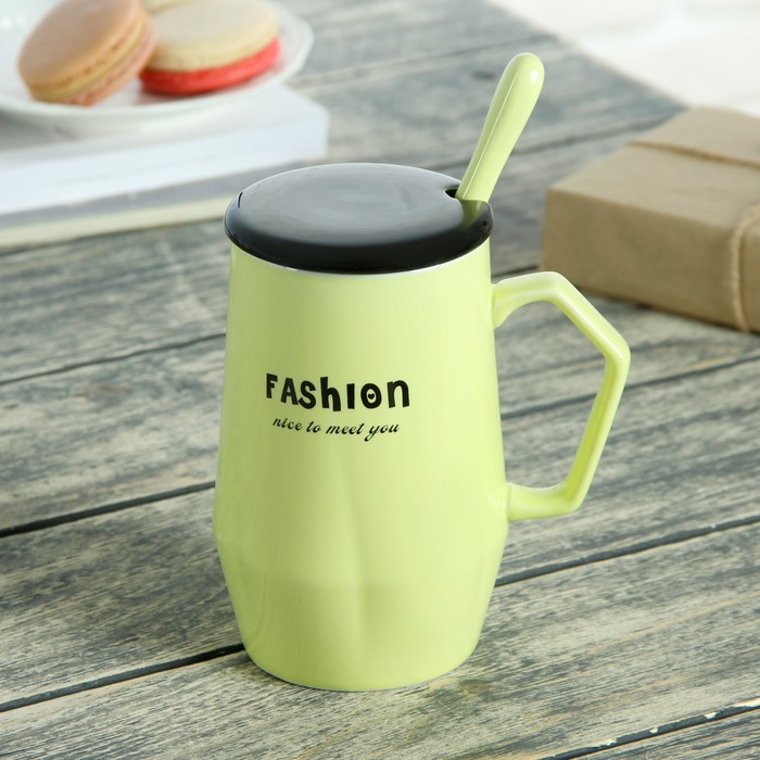 Кружка 450 мл "Мода", с керамической крышкой и ложкой, цвета МИКС