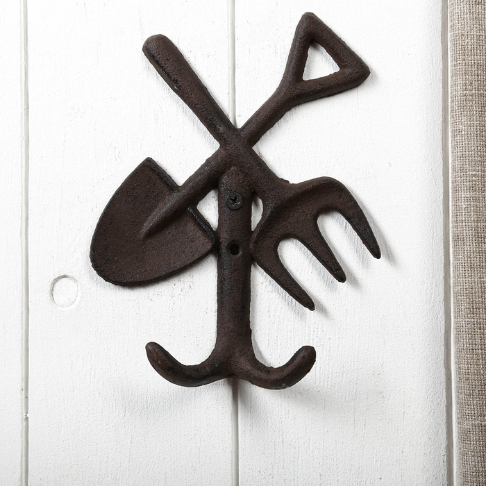 Крючок декоративный металл "Сад, огород: лопата и вилы" 18х13,5х2,5 см