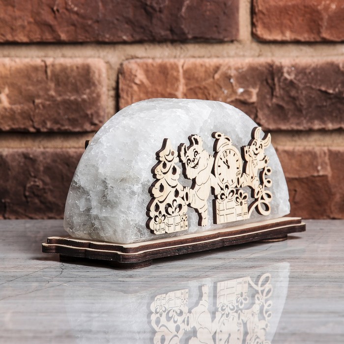 Соляной светильник "Заяц и Миша", деревянный декор, цельный кристалл, 18 х 10 х 6 см