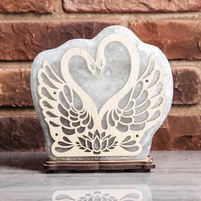 Соляной светильник "Лебеди", деревянный декор, цельный кристалл, 19 х 19 х 6 см