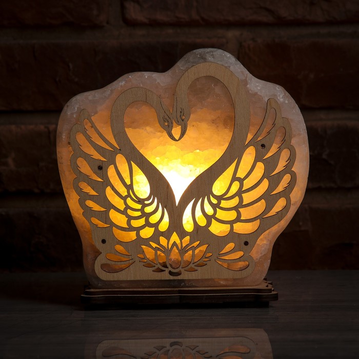 Соляной светильник "Лебеди", деревянный декор, цельный кристалл, 19 х 19 х 6 см