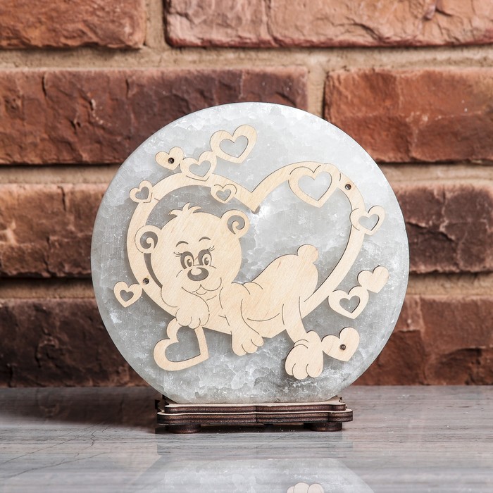 Соляной светильник "Мишка в Сердце", деревянный декор, цельный кристалл