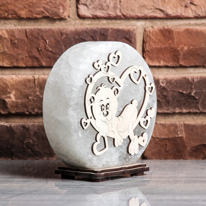 Соляной светильник "Мишка в Сердце", деревянный декор, цельный кристалл