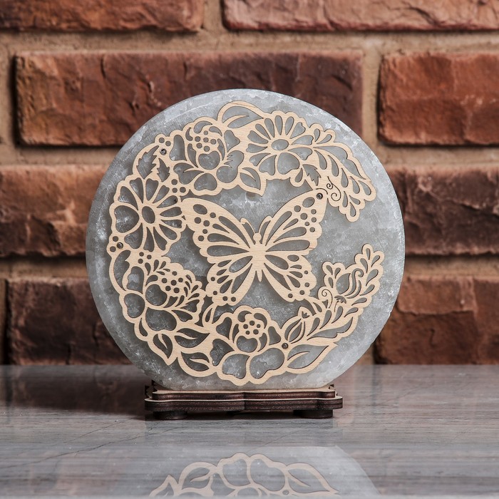 Соляной светильник "Бабочка в цветах", деревянный декор, цельный кристалл