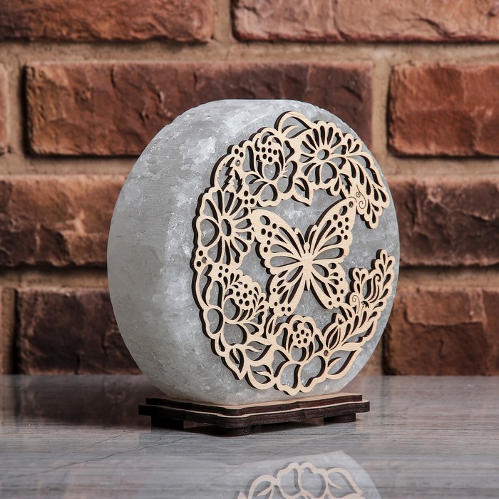 Соляной светильник "Бабочка в цветах", деревянный декор, цельный кристалл