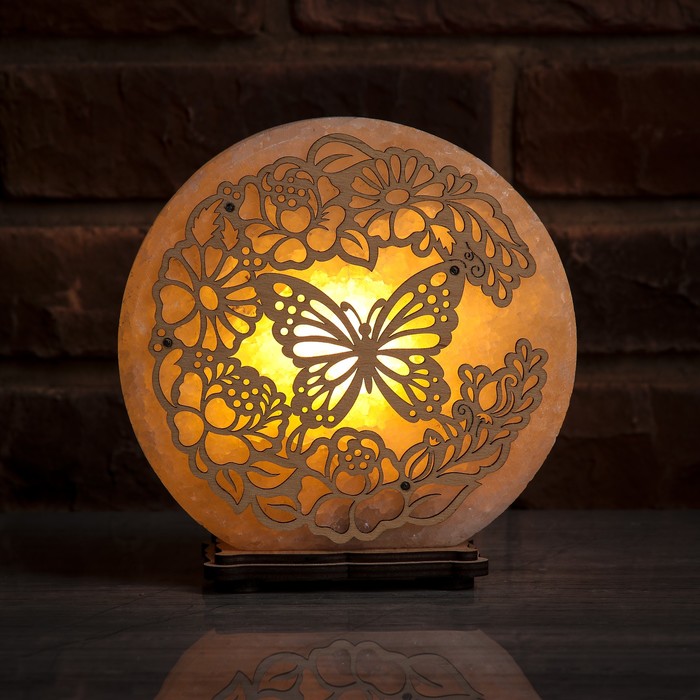 Соляной светильник "Бабочка в цветах", деревянный декор, цельный кристалл