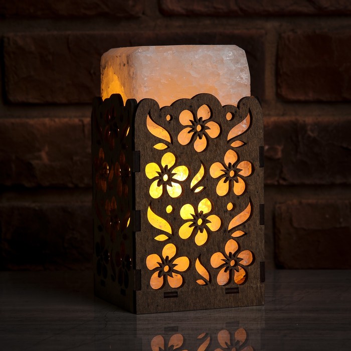Соляной светильник прямоугольник "Цветы", деревянный декор, цельный кристалл, 10 х 10 х 18 см
