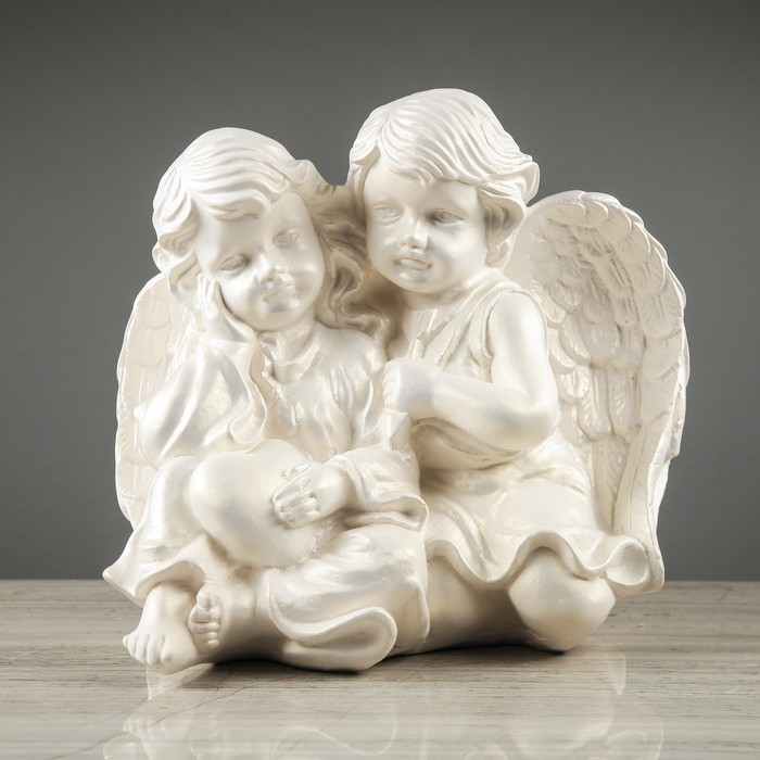 Статуэтка "Пара на сердце с сердцем" белая