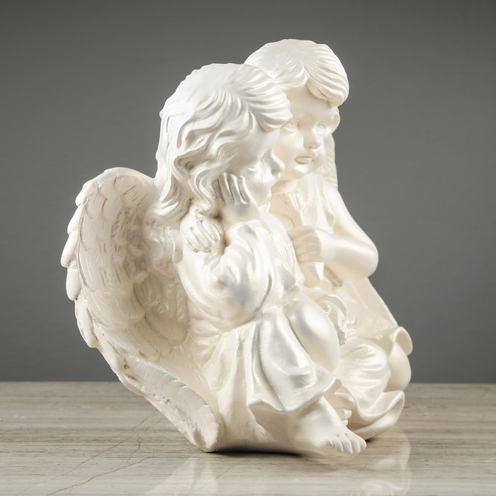 Статуэтка "Пара на сердце с сердцем" белая