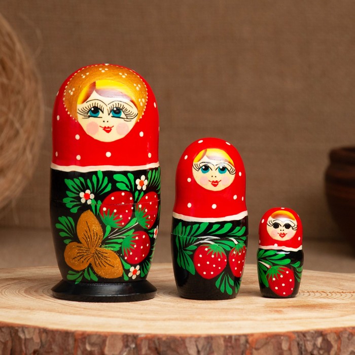 фото Матрёшка «земляничка», красный платок, 3 кукольная, 10 см