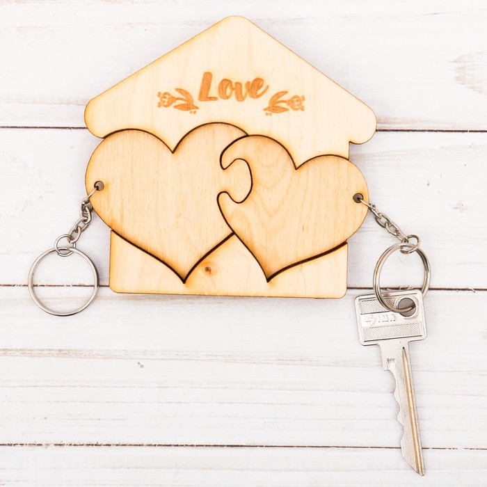 Ключница деревянная с брелоками "Love" сердечки
