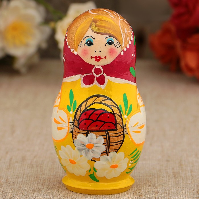 Матрёшка «Корзинка», красный платок, 3 кукольная, 9 см