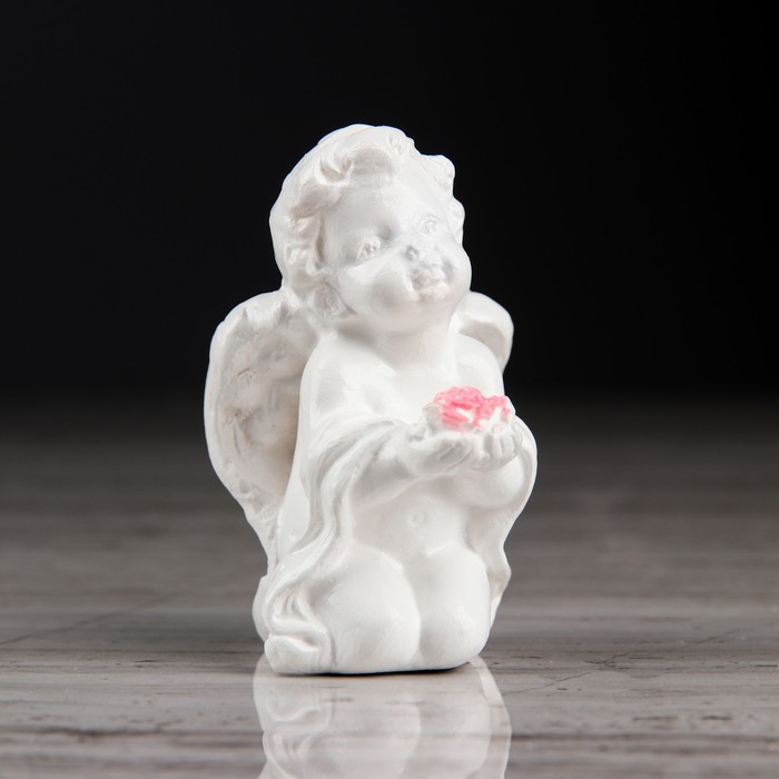 Статуэтка "Малыш с розой" с розовой отделкой