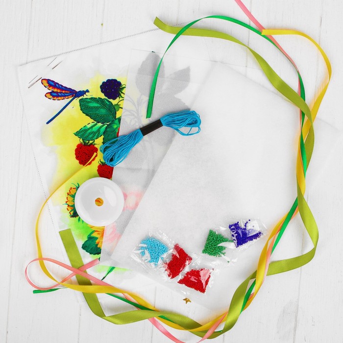 Вышивка объёмная бисером и лентами "Ягода", 24 х 32 см