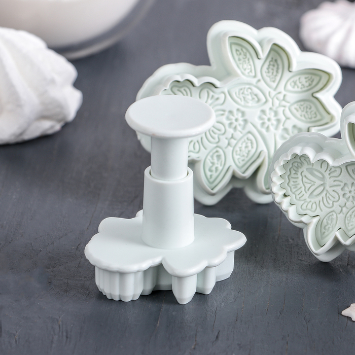 Набор плунжеров кондитерских "Букет", 3 шт: 6,1х5,6х5,1/5,3х5,3х5/4,3х4х5 см