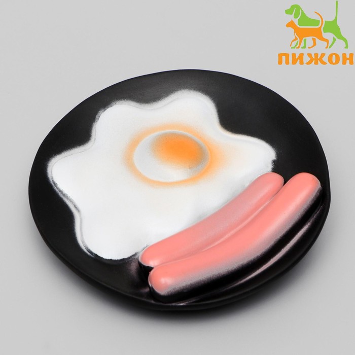 фото Игрушка пищащая "завтрак" для собак, 13,5 см на чёрной тарелке пижон