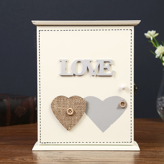 Ключница дерево 6 крючков "Два сердца с пуговкой. Love" белая 24х20х6,5 см