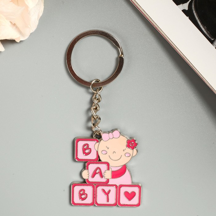 Брелок металл "Малышка с кубиками" розовый 11х4 см