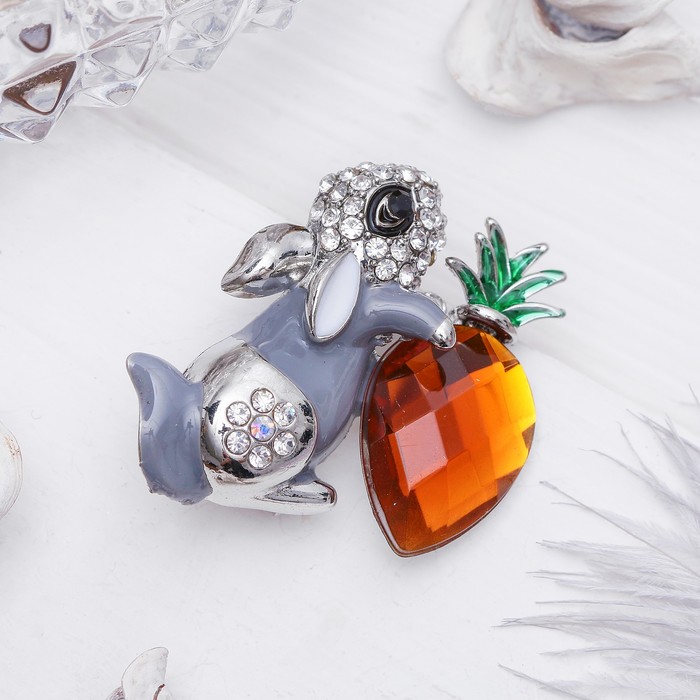 Брошь "Кролик с морковкой", цветная в серебре