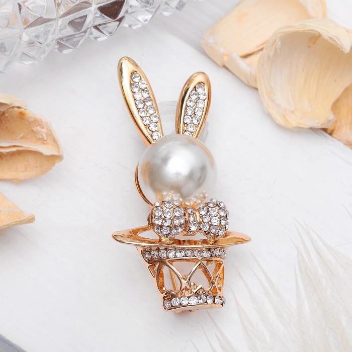 Брошь "Кролик" в шляпе, цвет белый в золоте