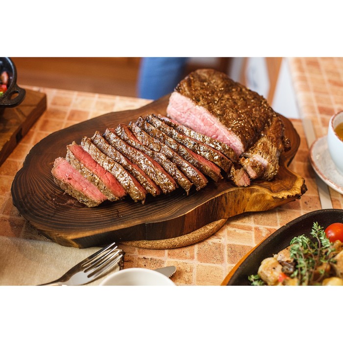 Доска сервировочная из массива оливы "Спил", 35-40 х 25-30 см