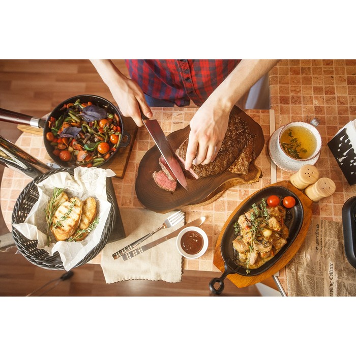 Доска сервировочная из массива оливы "Спил", 35-40 х 25-30 см