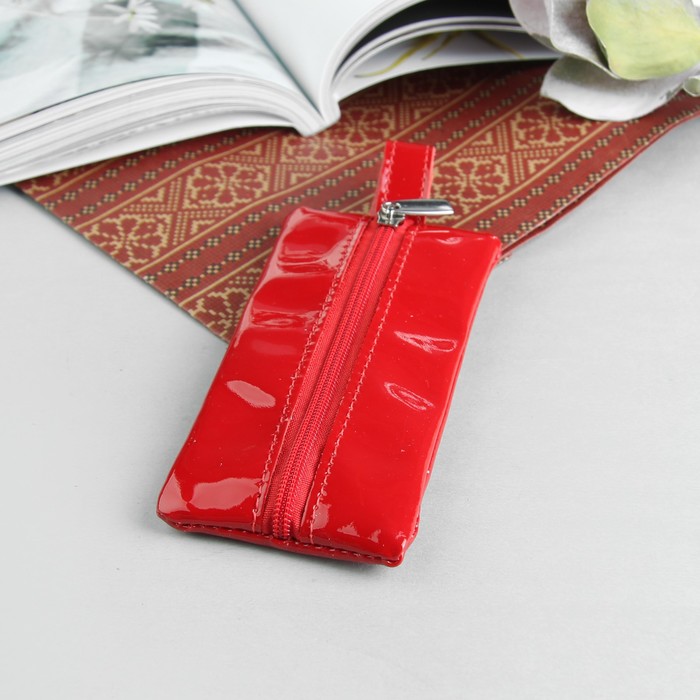 Ключница, отдел на молнии, металлическое кольцо, лак красный