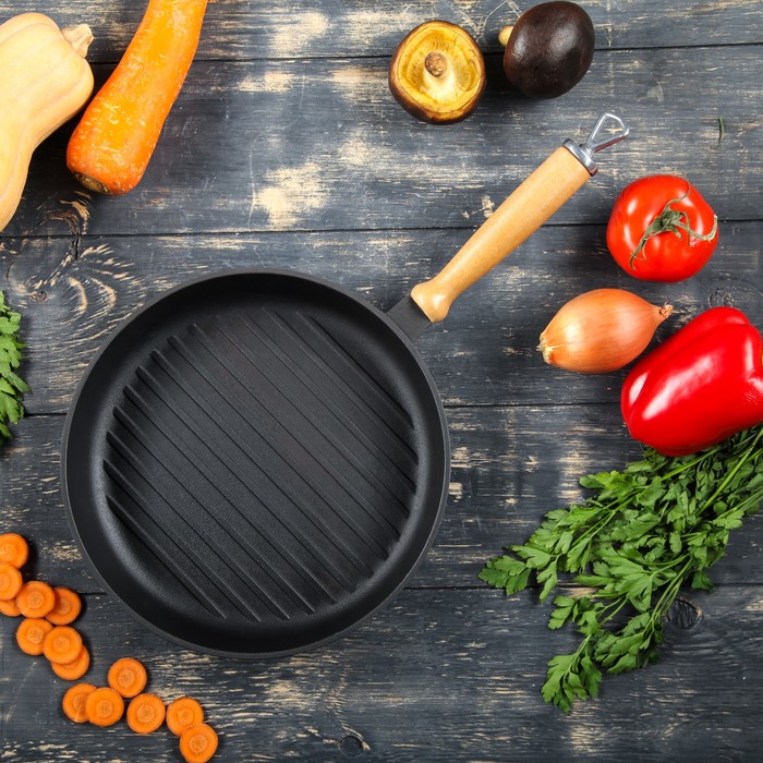Сковорода чугунная гриль 240*40 мм с деревянной ручкой