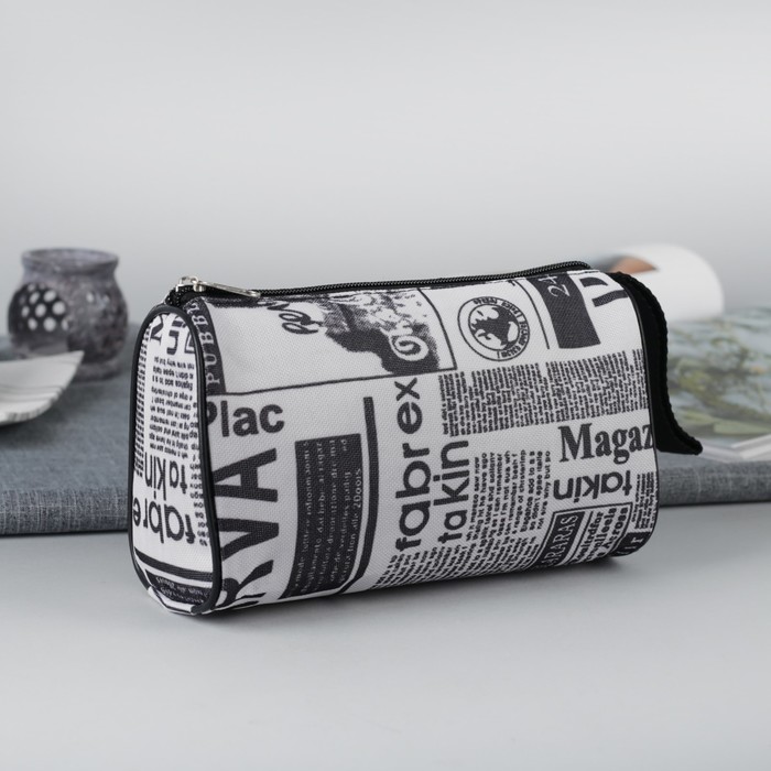 Косметичка простая "Газета", отдел на молнии