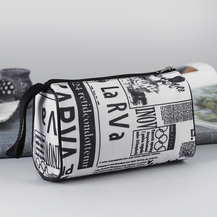 Косметичка простая "Газета", отдел на молнии