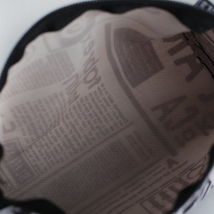 Косметичка простая "Газета", отдел на молнии