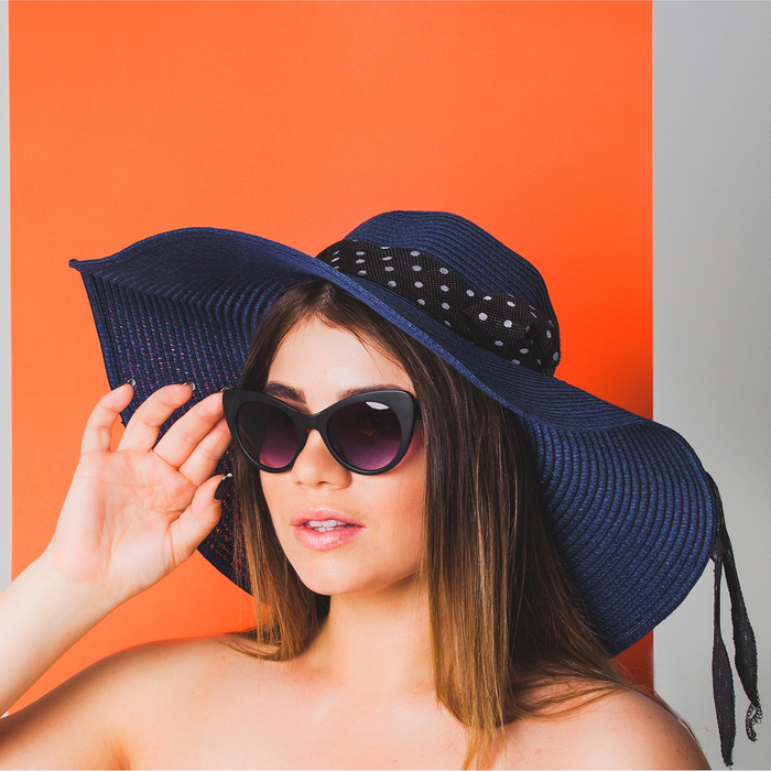 Очки солнцезащитные Кошачий глаз. Оправа черная, линзы фиолетовые, градиент, 15*13,4*6см