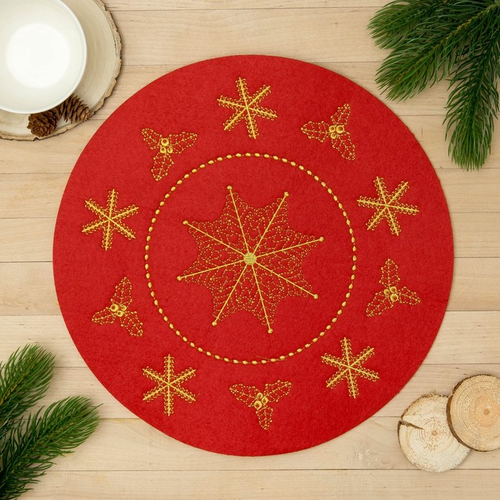 Салфетка декоративная "Снежинки" с вышивкой, 30х30 см, фетр 100 %п/э