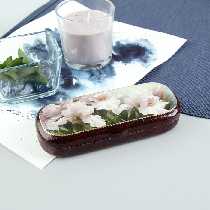 Футляр для очков «Белые ирисы», отдел на клапане, цвет коричневый