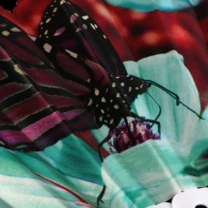 Веер пластик "Бабочки на цветке" изогнутый каркас 23 см