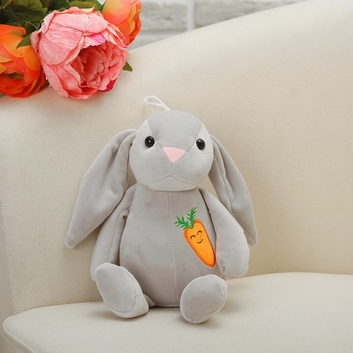 Мягкая игрушка "Кролик с вышитой морковкой", цвет серый