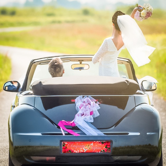 Наклейка на номер "Свадьба едет!" красные розы