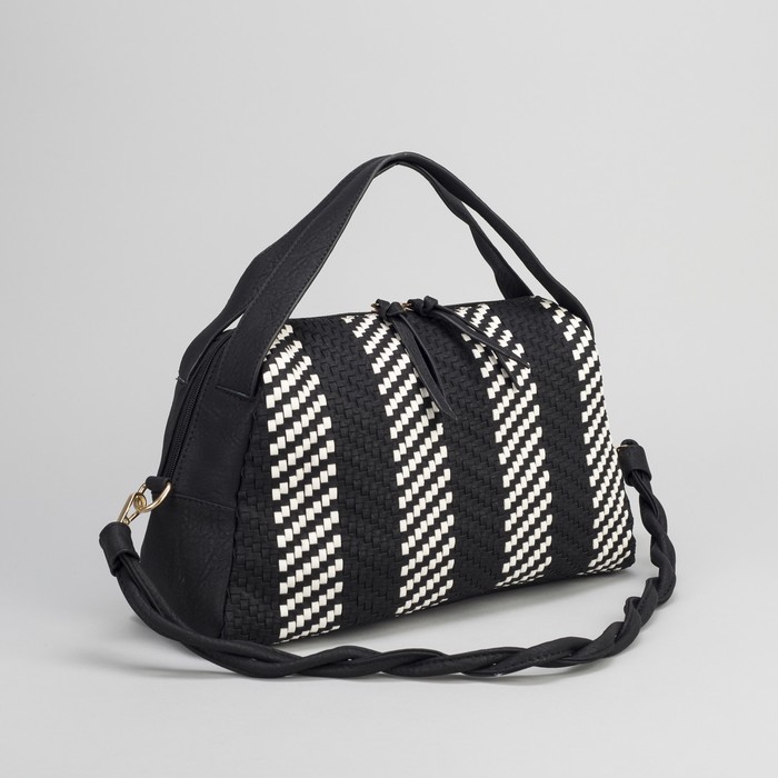 Сумка женская, отдел на молнии, наружный карман, длинный ремень, цвет чёрный