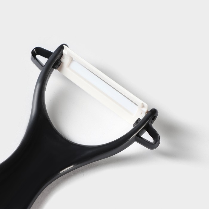 Набор кухонный, 5 предметов: 4 ножа 15/13/10/7,5 см, овощечистка, на подставке, цвет черный