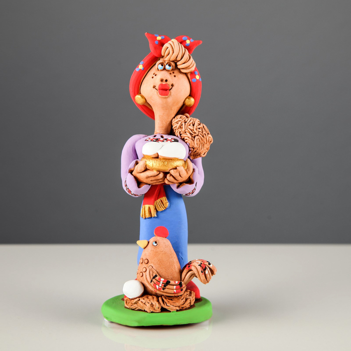 Статуэтка "Казачка с курицей и яйцами"