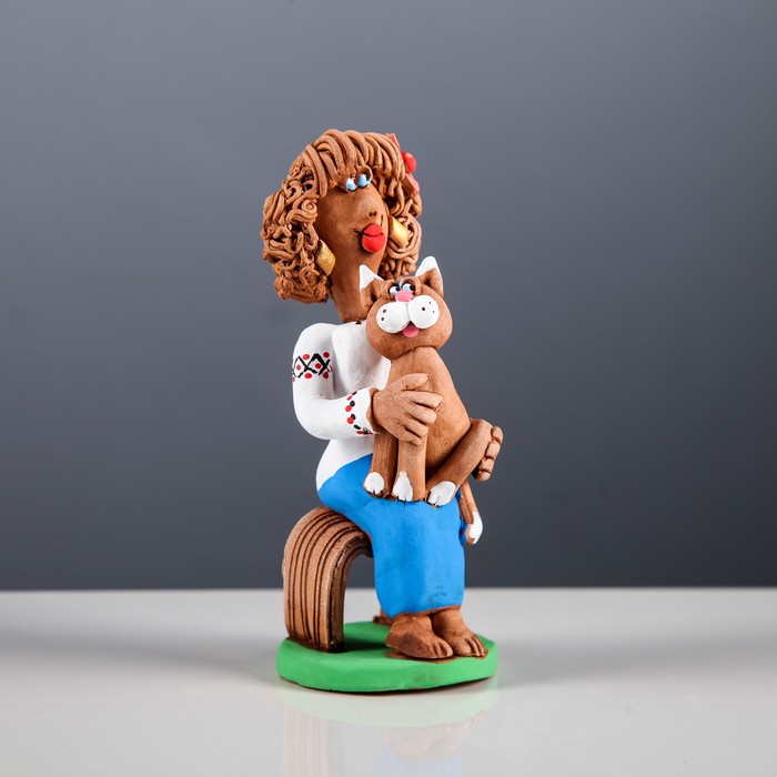 Статуэтка "Казачка сидит с котиком на руках"  микс